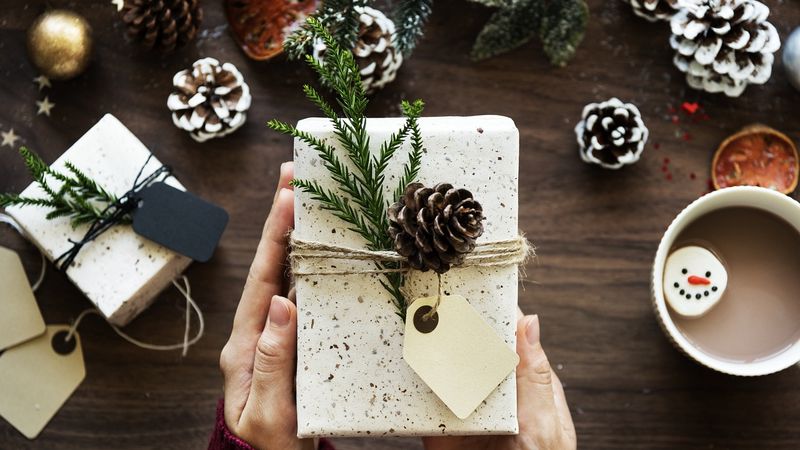 Stay Savvy with Seasonal Spending: 5 Tips on How to Budget for Holidays Without Breaking the Bank